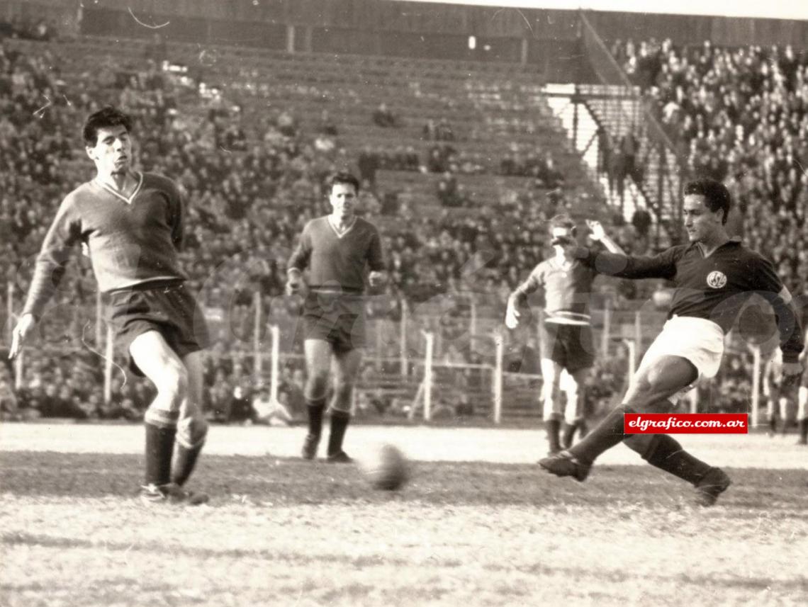 Imagen Tuvo un segundo paso por San Lorenzo en 1972, jugó 8 partidos y marcó la misma cantidad de goles. 