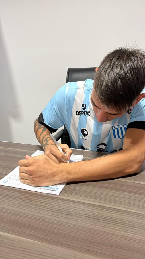 Imagen Centurión al firmar su contrato con Racing de Córdoba.