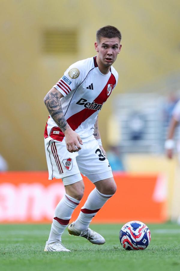 Imagen Mastantuono en acción durante su último partido con la camiseta de River.