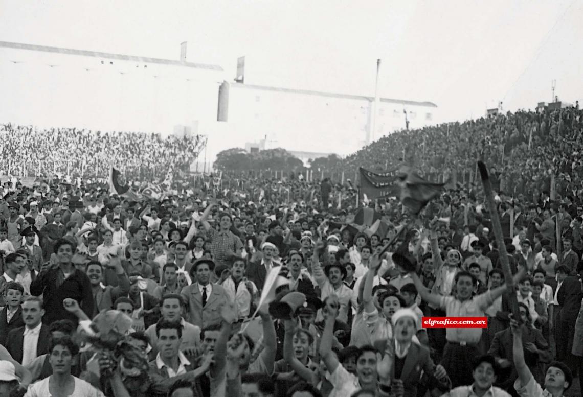 Imagen La vuelta olímpica la dieron los jugadores y una multitud que colmó la cancha de Ferro y luego prosiguió la fiesta en Almagro y Boedo.&nbsp;