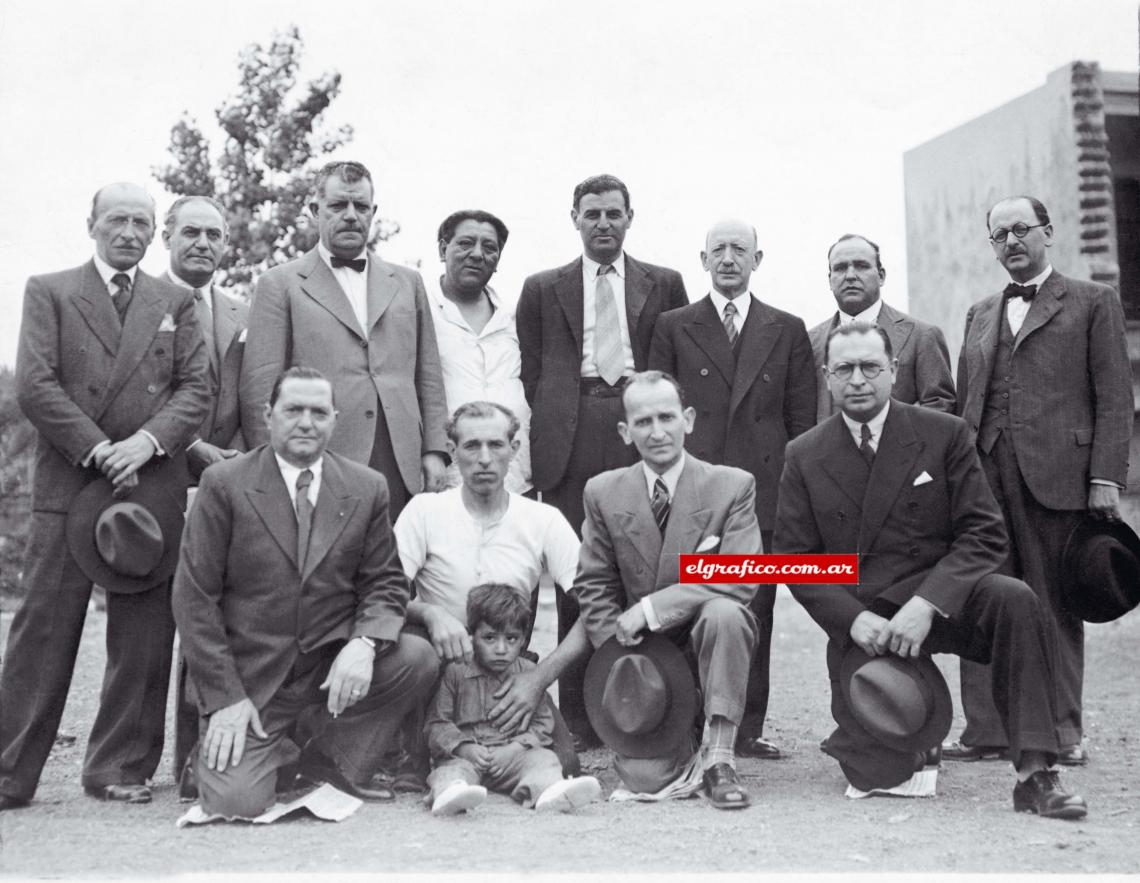 1937. En el campito de Avellaneda – Parados: Juan Darnay, Edelmiro Langone, Arístides A. Langone, Alfredo Langone, Carlos Degiorgi, Antonio Diez y Ernesto Degiorgi. Hincados: José Hermida, Antonio Barraza (golkeeper del gran partido con Racing). Rosendo Degiorgi y Marcelo Degiorgi, reunidos después de treinta años.