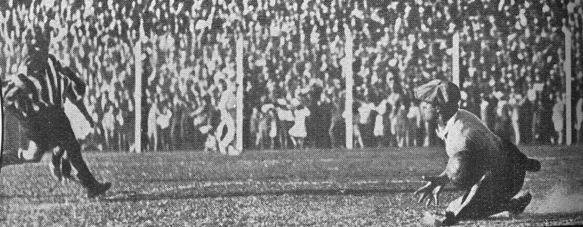 Imagen Manolo Ferreira, que estuvo como en sus buenos días, marcó el cuarto goal de Estudiantes al recibir un pase del manco Castro. El arquero Ruiz falla en su intento de detener el shot. 