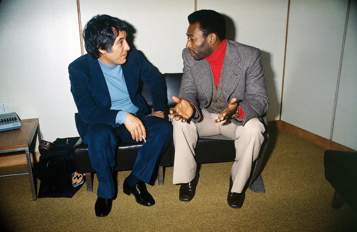Encuentro de dos de los cinco grandes: Sívori y Pelé.