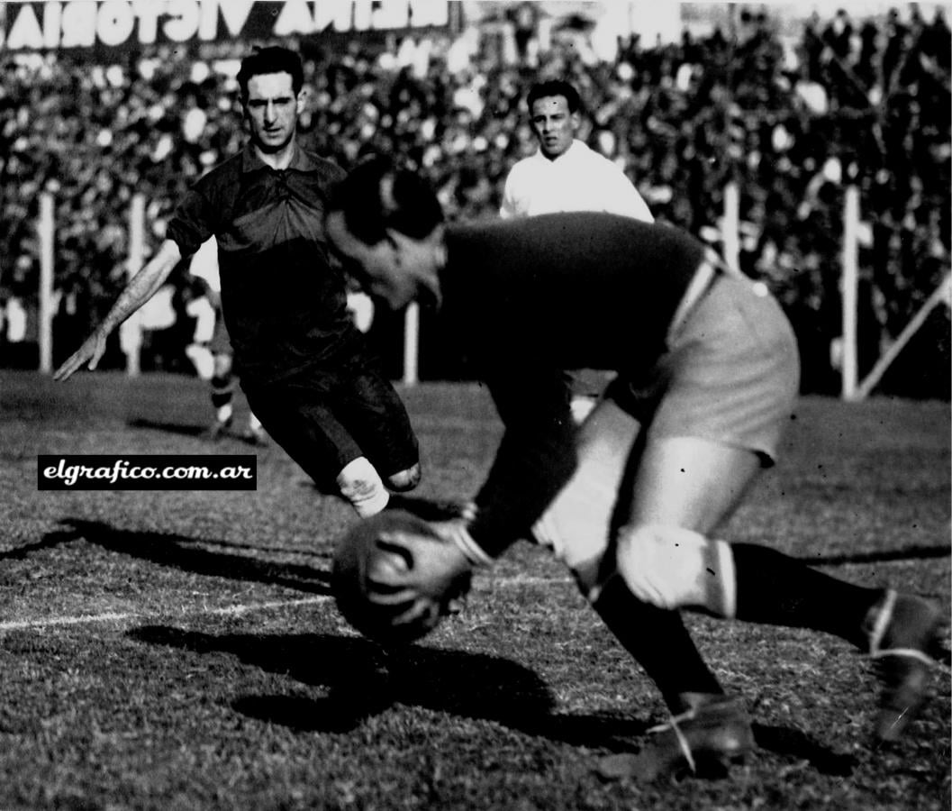 Imagen En acción defendiendo los colores de Nacional frente a Boca Juniors. En la foto con el argentino Mario Evaristo.