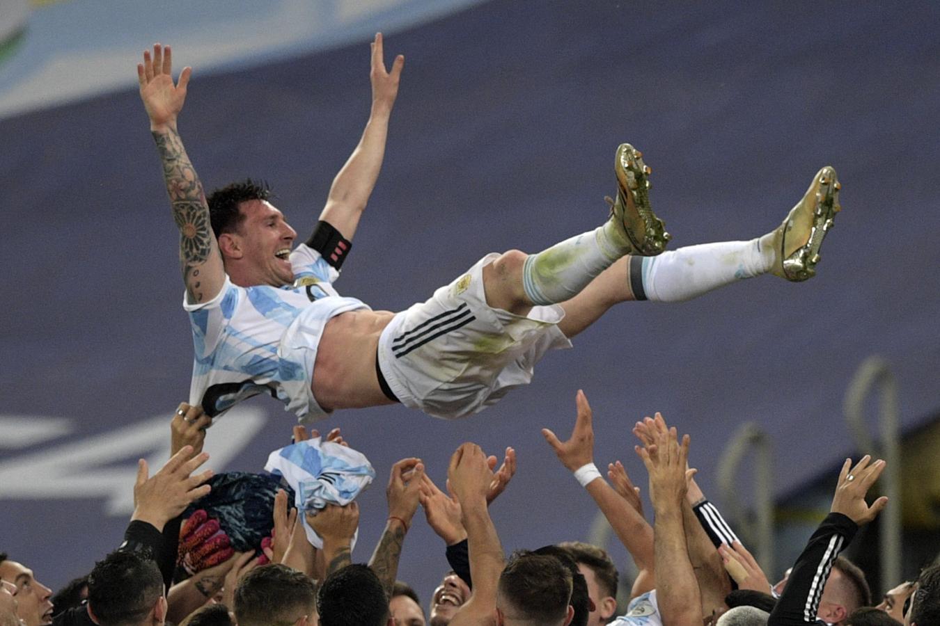 Una de las imágenes del año: Messi vuela por los aires tras ganar la Copa América con Argentina (CARL DE SOUZA / AFP)