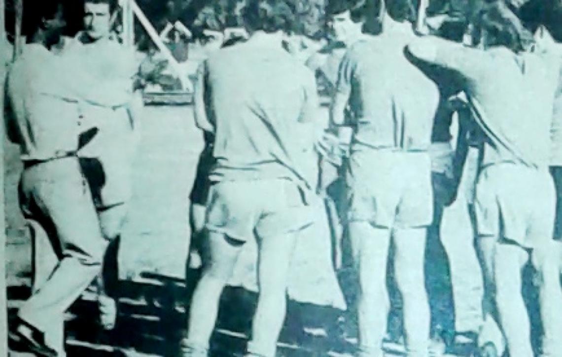 Imagen Didí habla con los profesionales. Cualquiera de los espectadores que esperaban el partido de práctica hubiese donado un brazo por seguir de cerca la charla. El viernes se repitió la escena, pero en la oficina del Consejo de Fútbol. Didi y Roberto Russo hablaron con los jugadores, pero fue imposible determinar el motivo.