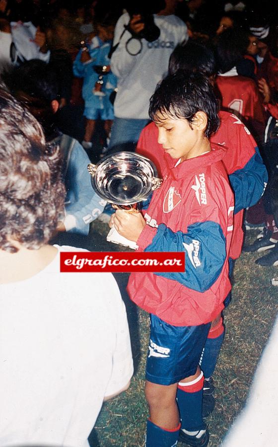 Con la copa de subcampeón, en una gira con el Rojo, por Villa María, Córdoba.