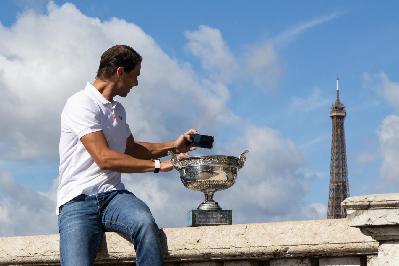 Imagen Rafael Nadal, con la Copa de los Mosqueteros al borde del Río Sena.