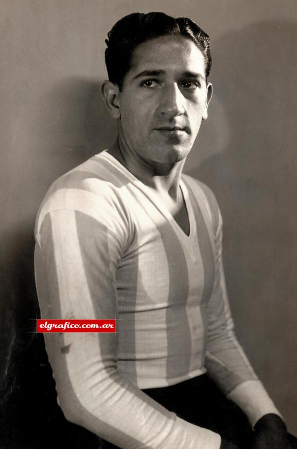 Imagen Foto del 4 de noviembre de 1938. Barrera luce la casaca del Racing Club. Habiendo sido goleador de los campeonatos de 1934 y 1936, el jugador partiría a Italia, para ser parte de la Lazio.