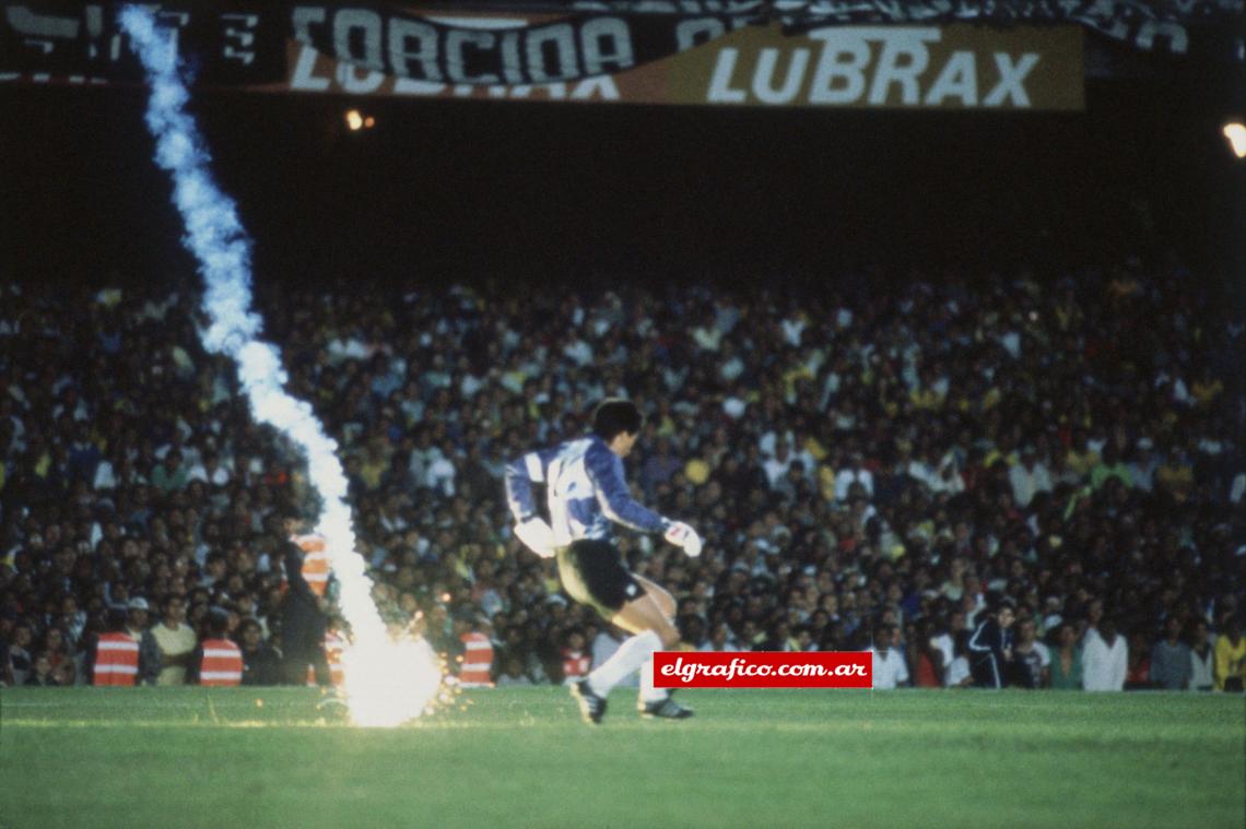 Imagen 1989. Brasil Chile por eliminatorias. El documento de Ricardo Alfieri (h) demuestra que la bengala no le pegó al chileno Roberto Rojas .Sin embargo el arquero se autoinfringió un corte que dijo ser producto del fuego de artificio. La FIFA lo suspendió de por vida y le quitó A Chile la chance de participar de las Eliminatorias para Estados Unidos 94.