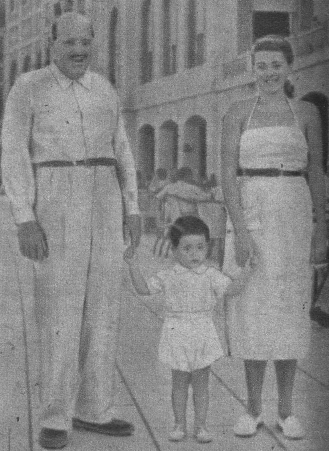 Imagen El protagonista de los "dientes a granel", Angel Vega Olmos, acompañado por su hija y su nieto. Buen cultor del pugilismo en su juventud, Vega fué campeón de su categoría y exponente de bravura.