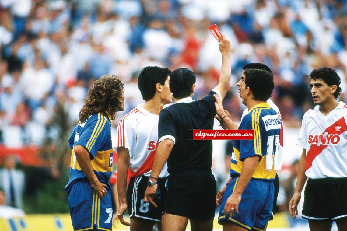 Un clásico: Castrilli le saca la roja contra Boca. Tiene el récord de expulsiones en el superclásico: 6 en total.