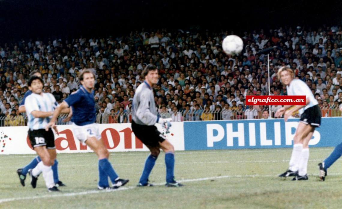 Imagen Maradona, Baresi, Zenga, "el Pájaro" y miles de italianos en el estadio de Nápoles palpitan lo inevitable.