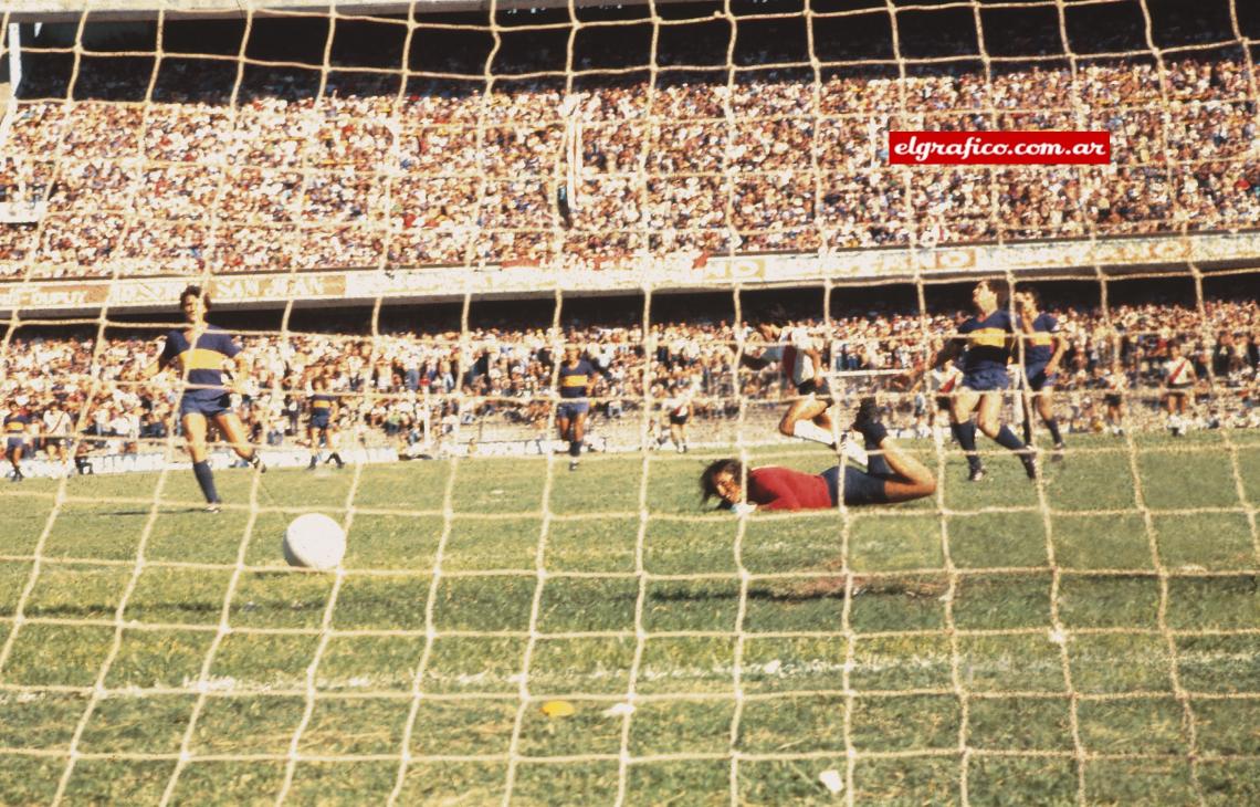 Imagen Metro 1980, Ramón Díaz ya sale disparado para festejar uno de sus dos goles, en la Bombonera. 