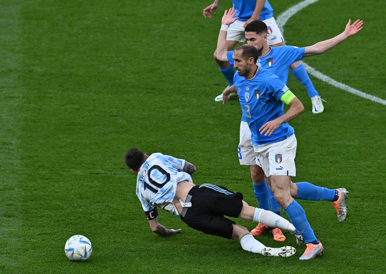 Imagen Messi y Chiellini. Ben Stansall / AFP.