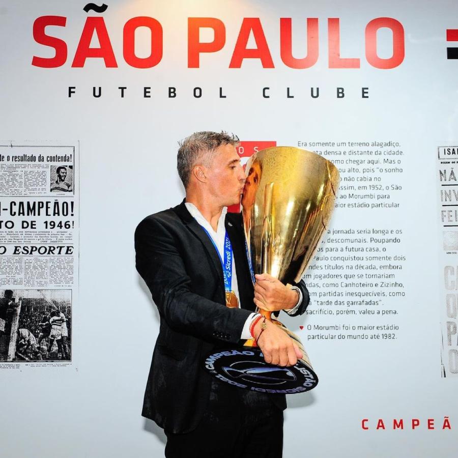 Imagen Un Crespo emocionado besa el trofeo del Paulistão 2021.