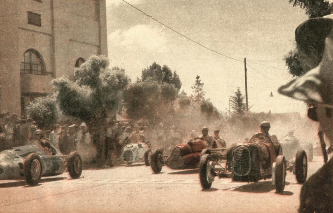 En primera línea aparecen las máquinas de Juchet, Birger e Iglesias, asomando más atrás la de Omar Fuentes, a pocos metros de la partida. Juan Manuel Fangio y José Froilán González, vencedor éste de las dos anteriores ediciones del circuito La Cumbre, estuvieron presentes en la reunión y fueron objeto de expresivas demostraciones de simpatía.