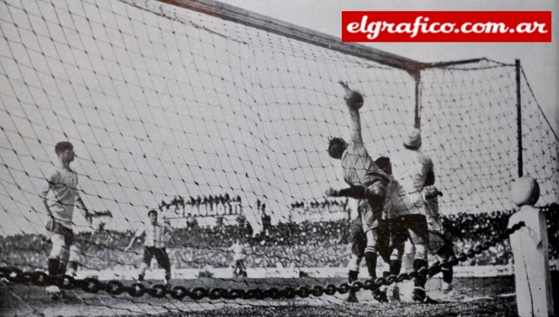 Imagen Fotografía del gol olímpico de Onzari, aparecida en El Gráfico en 1924.