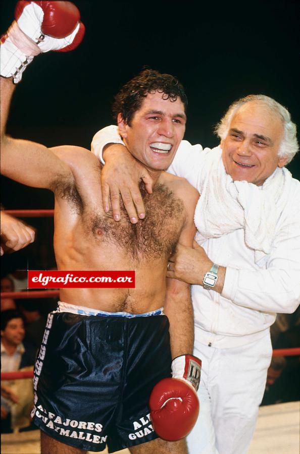 Imagen Santos Zacarías junto a Coggi, a quien le enseñó desde el primer día y lo lle¬vó a campeón mundial como haría luego con Sergio Palma. Un maestro.