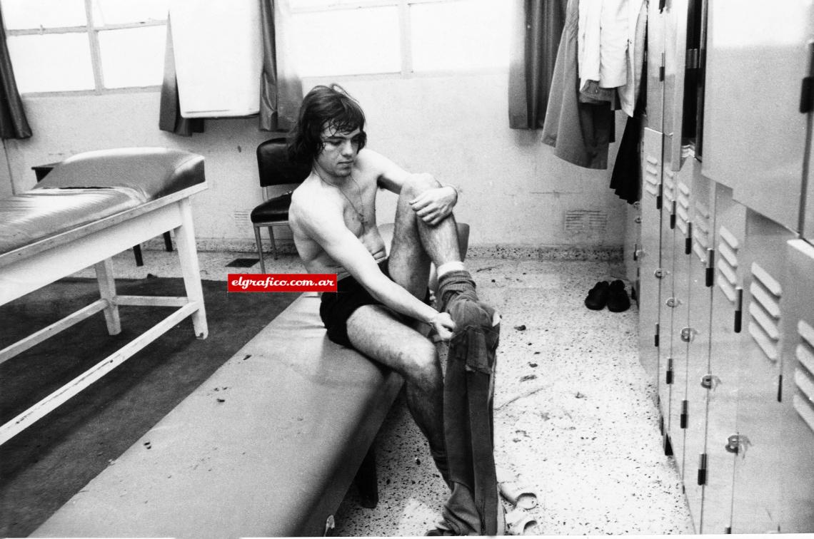 Imagen El vestuario de River sirve como señal de época, para mostrarnos cómo eran los camarines en los 70. 