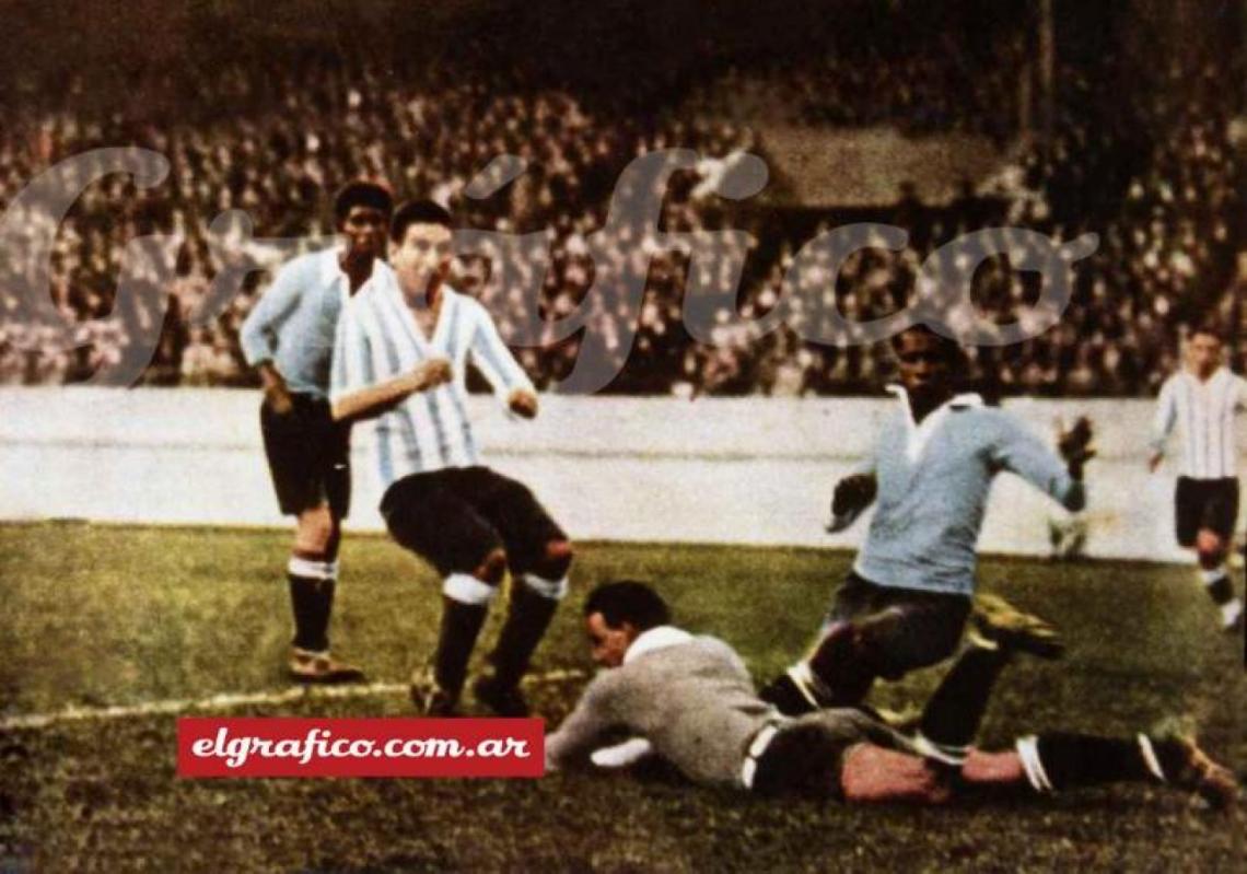 Imagen Final de los Juegos Olímpicos de 1928. El arquero uruguayo obliga a Nolo Ferreira a levantar el tiro, Andrade (junto a ellos) mira la trayectoria de la pelota. 