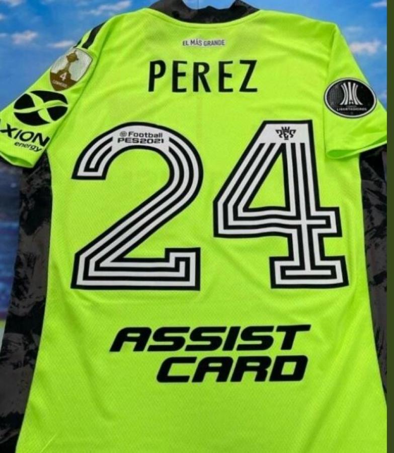 Imagen Gran expectativa por la salida a la venta de la camiseta de arquero de Enzo Pérez. En algunos sitios se piden hasta 500 mil pesos por una réplica