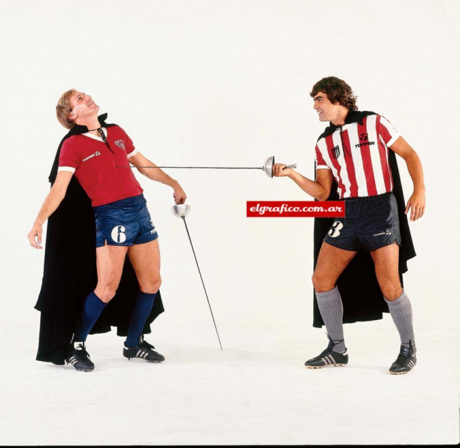 Imagen José Luis Brown y Enzo Trossero anunciando desde la tapa de El Gráfico la final entre Rojos y Pinchas en el Nacional 83. Estudiantes le ganó el Metro 82 y el Nacional 83 a Indpendiente.
