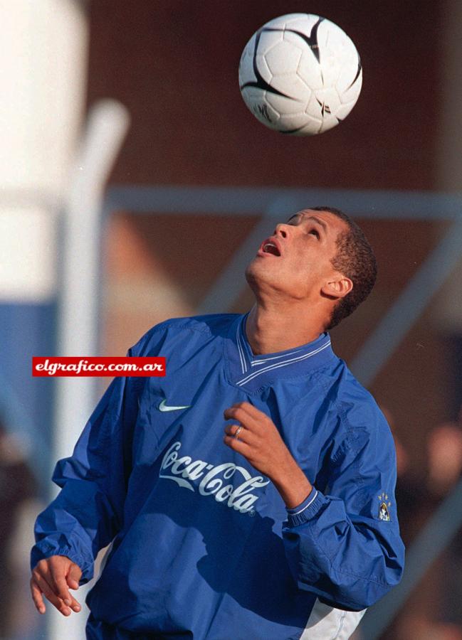 Imagen Se divierte con la pelota en la concentración brasileña.