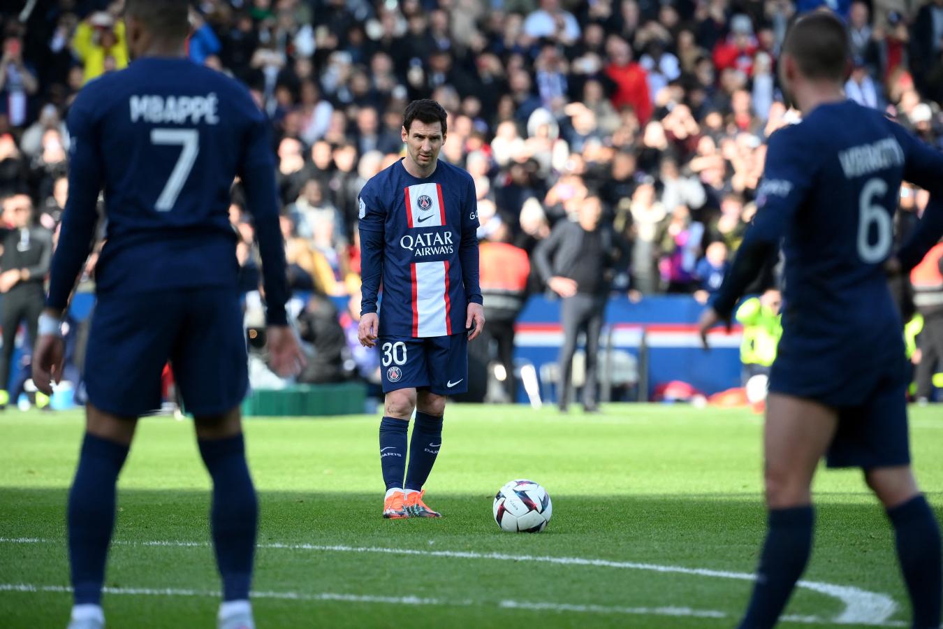 Imagen Lionel Messi sabe donde irá la pelota, Chevallier arquero de Lille nada podrá hacer. Foto AFP.