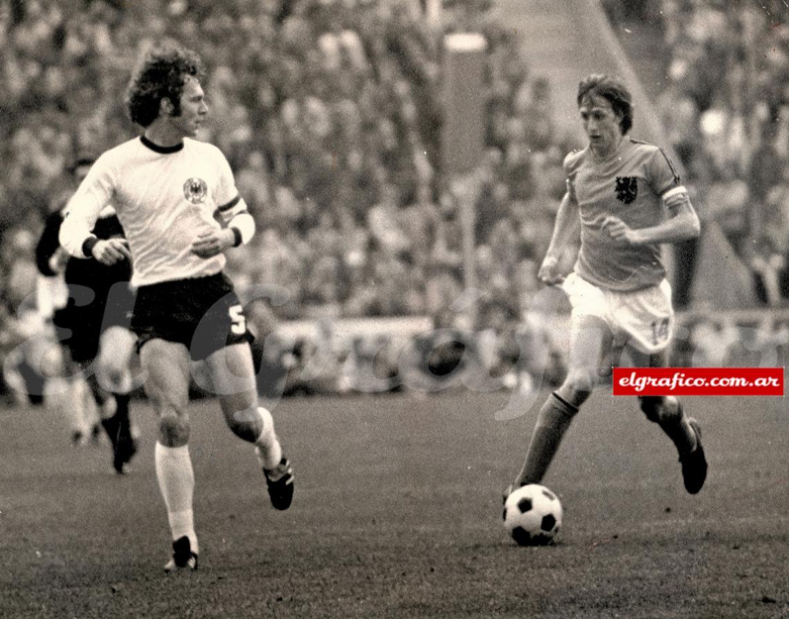Franz Beckenbauer y Johan Cruyff jugando la final del Mundial de Alemania 1974.