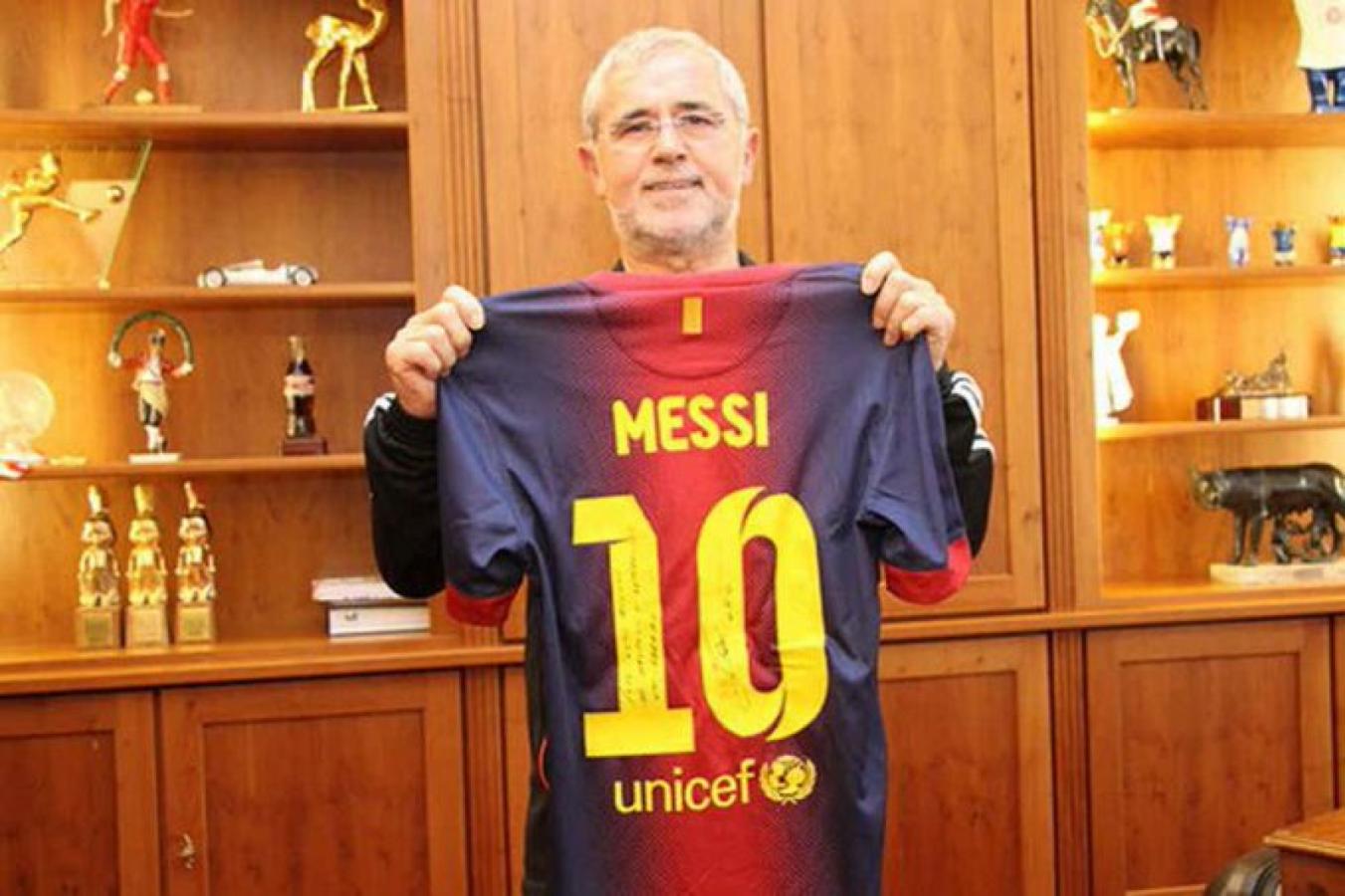Imagen Müller, con la camiseta de Messi luego de que le quitara el récord de goles en un año