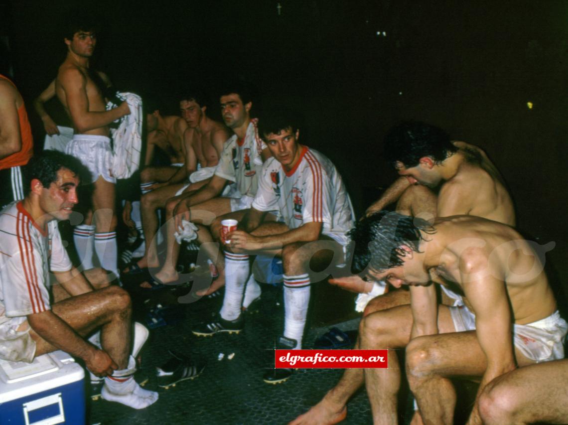 Con la camiseta alternativa, en el vestuario después del partido.