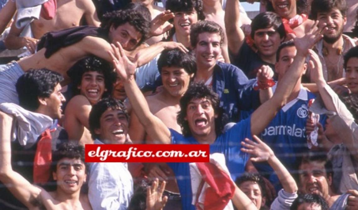 Imagen EN EL MEDIO de la tribuna, alentando a Independiente en cancha de Gimnasia. Fue uno de los primeros en mezclarse con la barra.