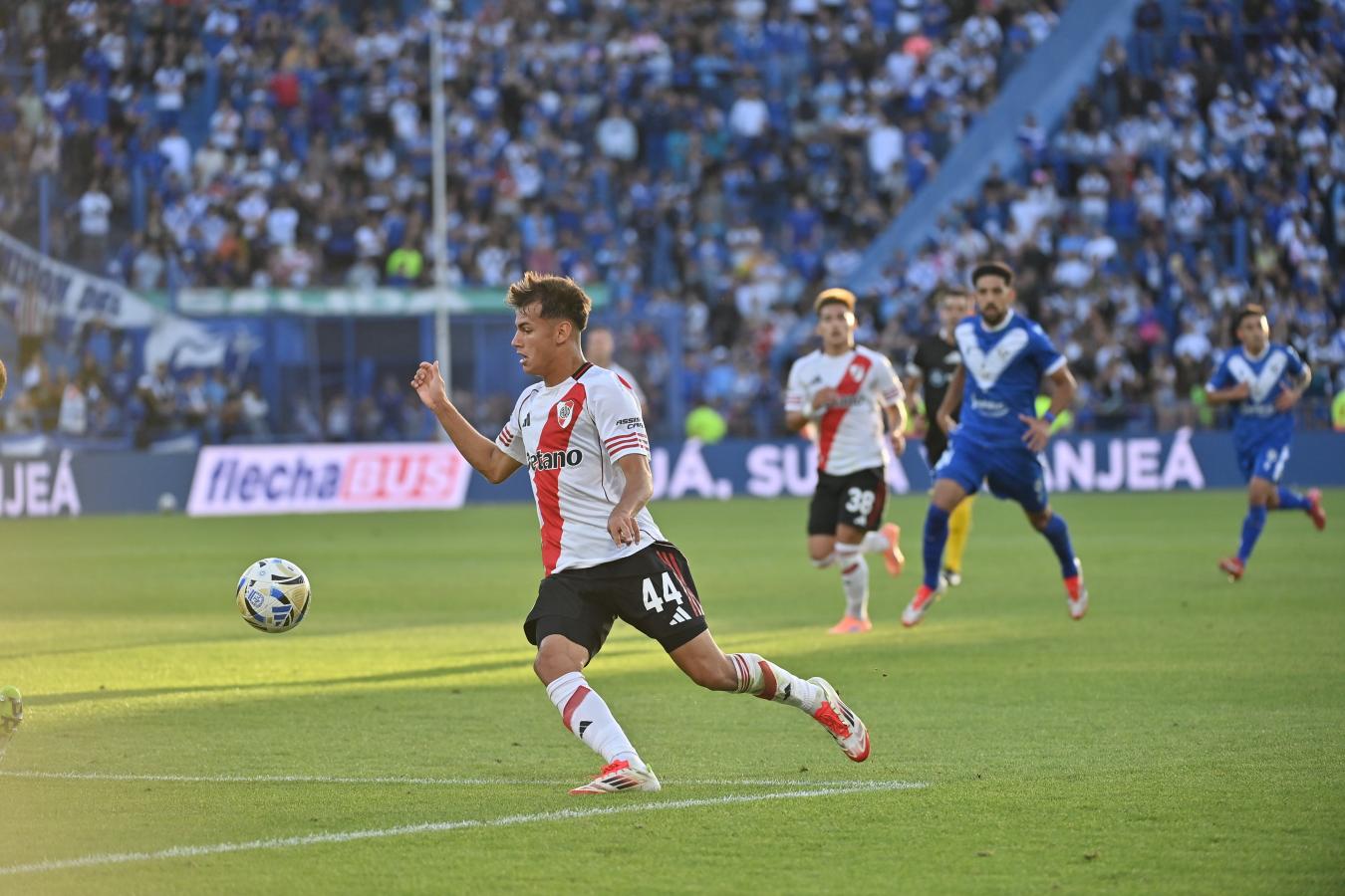Imagen Joaquín Freitas, la tarde de su debut en la Primera de River ante Vélez en Liniers.