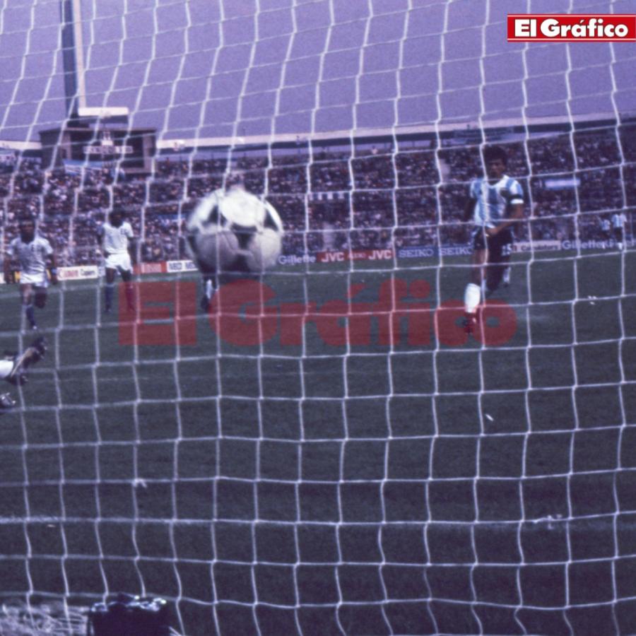 Imagen Passarella marcó de penal el primer tanto del partido.
