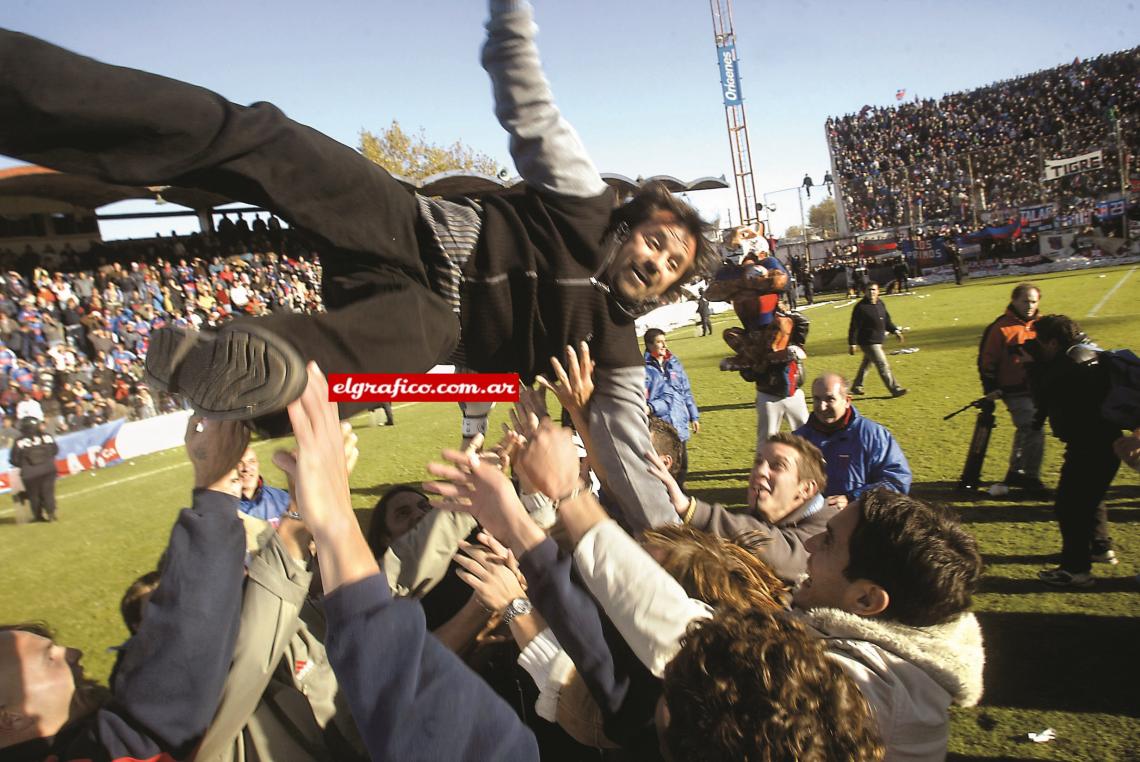 Imagen Para los hinchas de Tigre ya es ídolo. Voló por el aire en la celebración y sigue sin bajar a la tierra soñando con estar en Primera. 