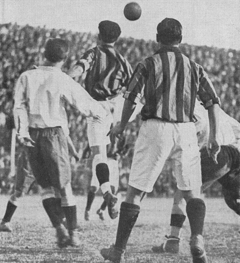 Imagen Closas interviene para alejar un centro de Perinetti, quedando Del Giudice inactivo. El quinto goal de los vencedores le fue señalado a Grossi, quien ocupó el puesto de Bottaso, cuando éste se lesionó. San Lorenzo actuó encomiablemente.