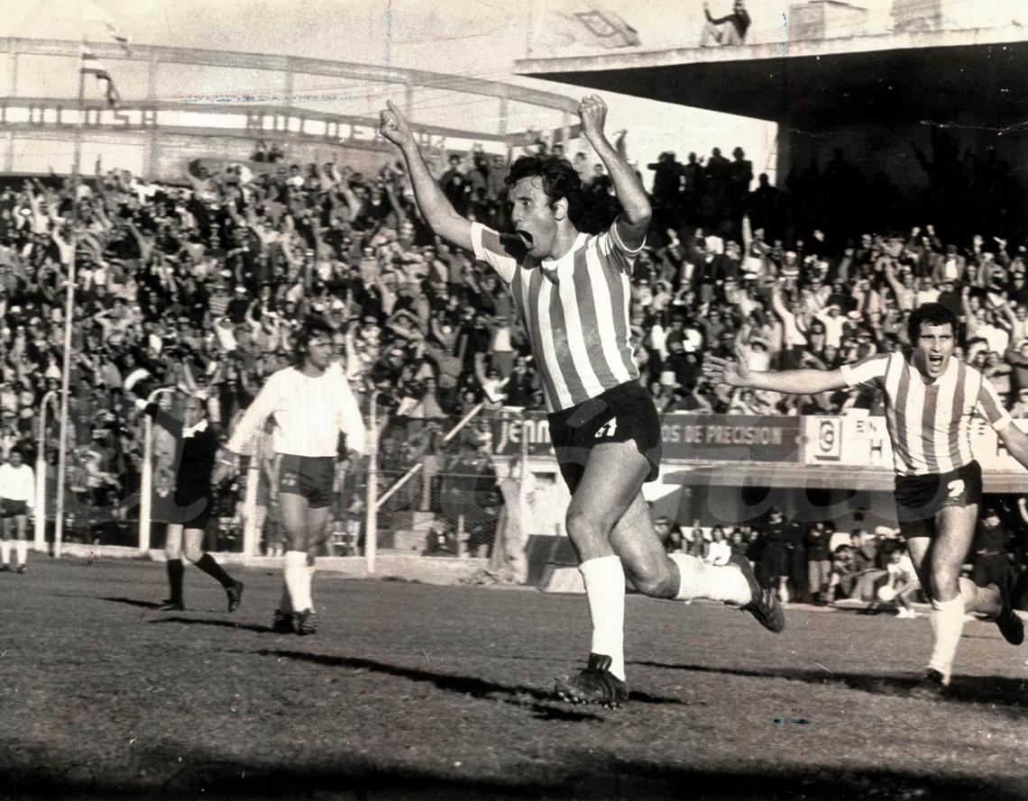 Víctor Rodolfo Marchetti con los brazos en alto celebrando su conquista.