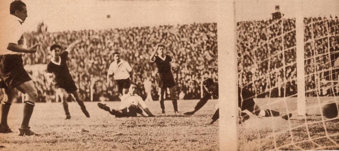 Imagen Arsenio Erico anota el gol del triunfo para Independiente. Aprovechó un rebote de la pelota en las piernas de Vaghi y desde muy cerca no tuvo dificultad en vencer a Besuzzo. 