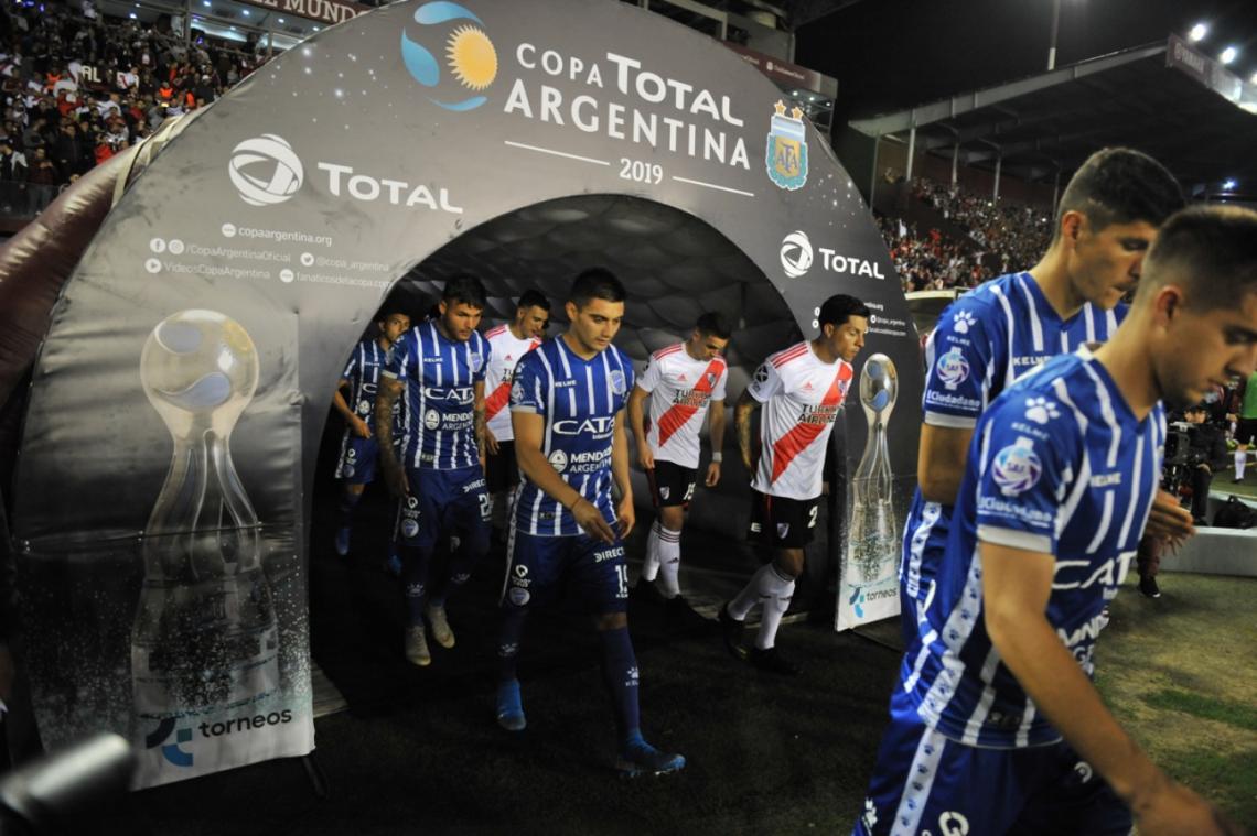 Imagen Salen los equipos al campo de juego. River y Godoy Cruz se enfrentarán por los octavos de final de la Copa Argentina.