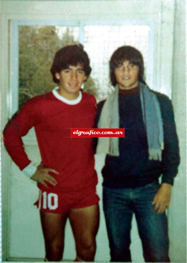 Imagen Junto a Maradona en 1980, cuando Caruso integraba la Reserva de Argentinos.