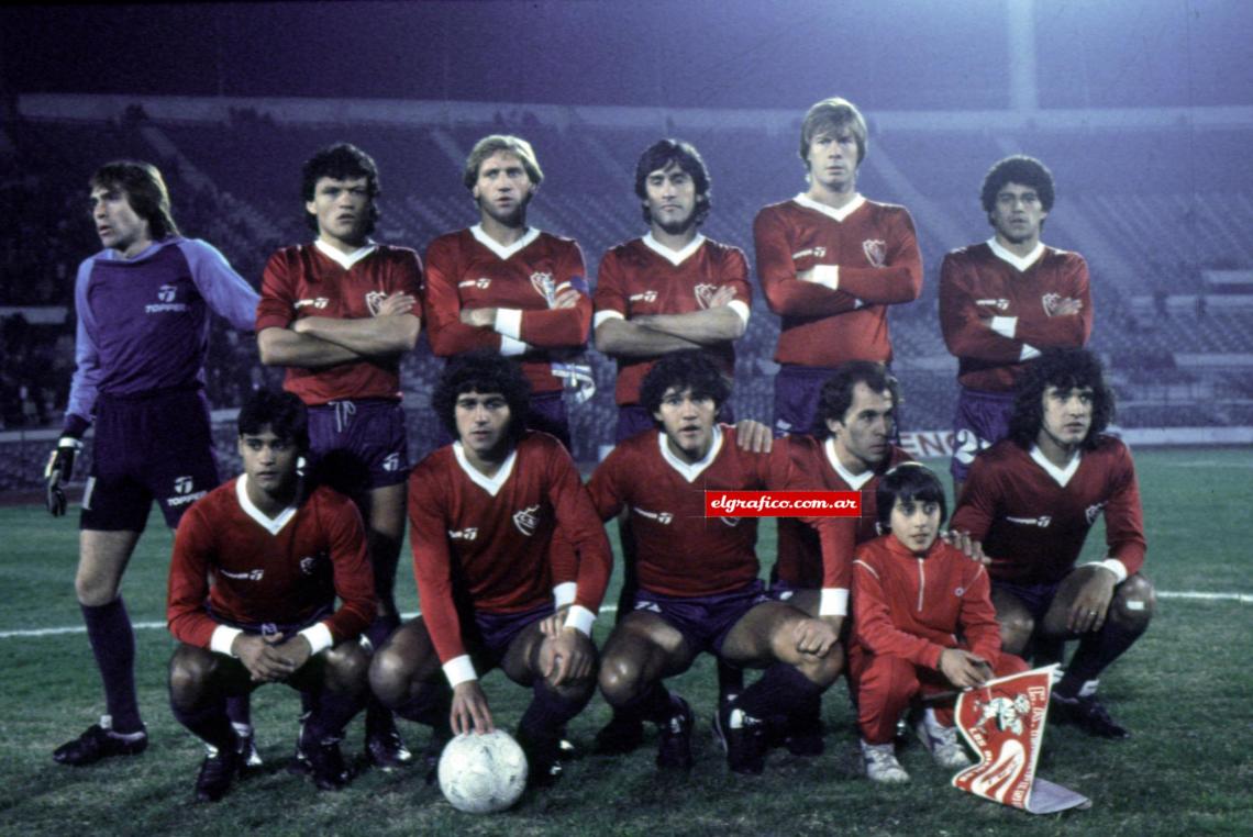 Imagen Una de las formaciones de Independiente campeón de la Copa Libertadores 1984: Goyen, Clausen, Trossero, Villaverde, Marangoni y Luli Ríos; Percudani, Giusti, Burruchaga, Bochini y Barberón.