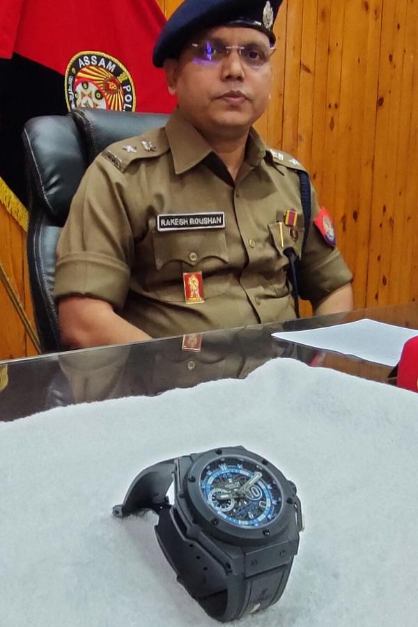 Imagen El superintendente Rakesh Roushan y el reloj recuperado. Foto AFP.