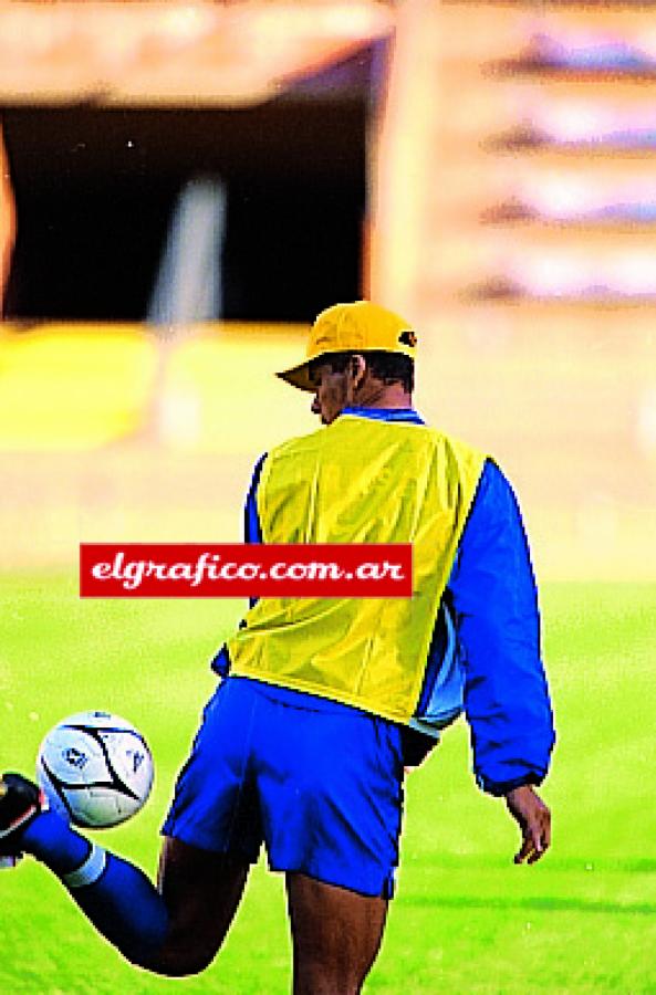 Imagen Entrenando, siempre está en contacto con la pelota, es lo que más le gusta.