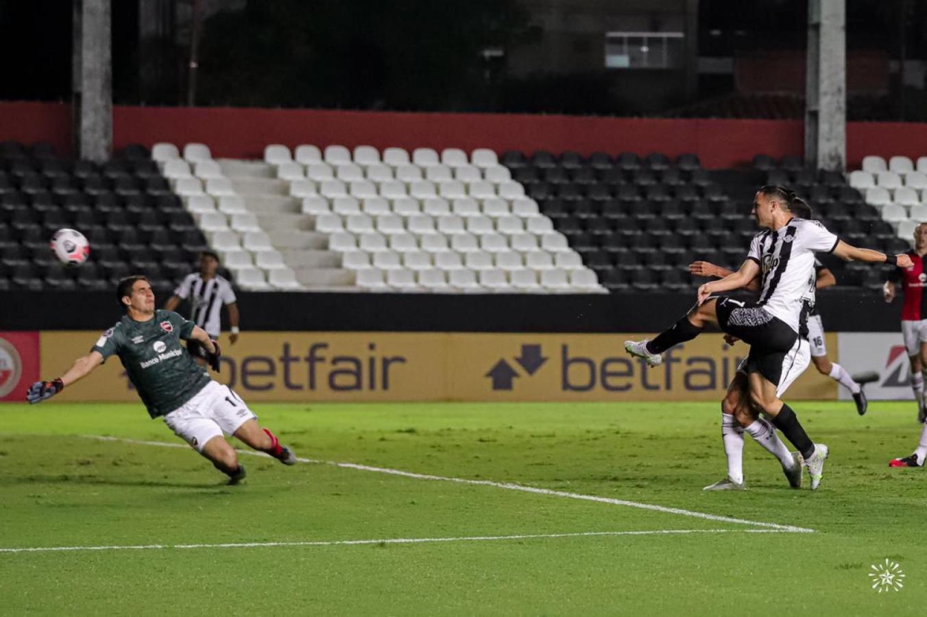 Ferreira acaba de sacar el disparo que le daría los tres puntos a Libertad. Foto: @Libertad_Guma