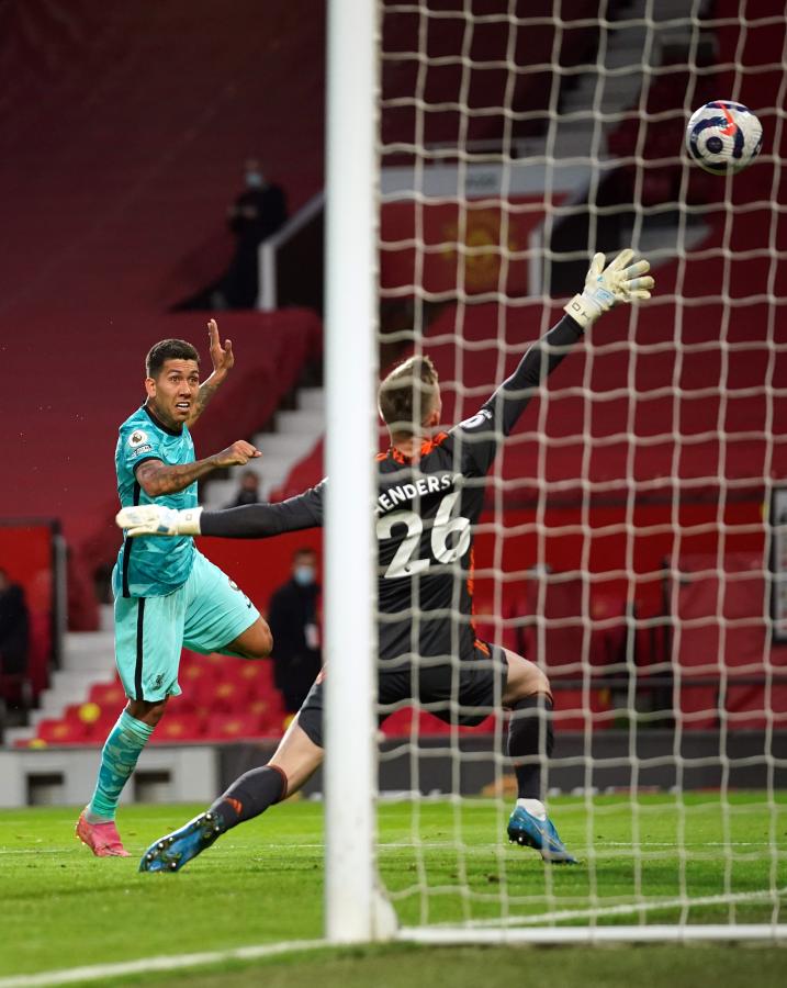 Bobby Firmino marcó dos tantos en Old Trafford. Este es el primero de su cuenta personal con un soberbio cabezazo.