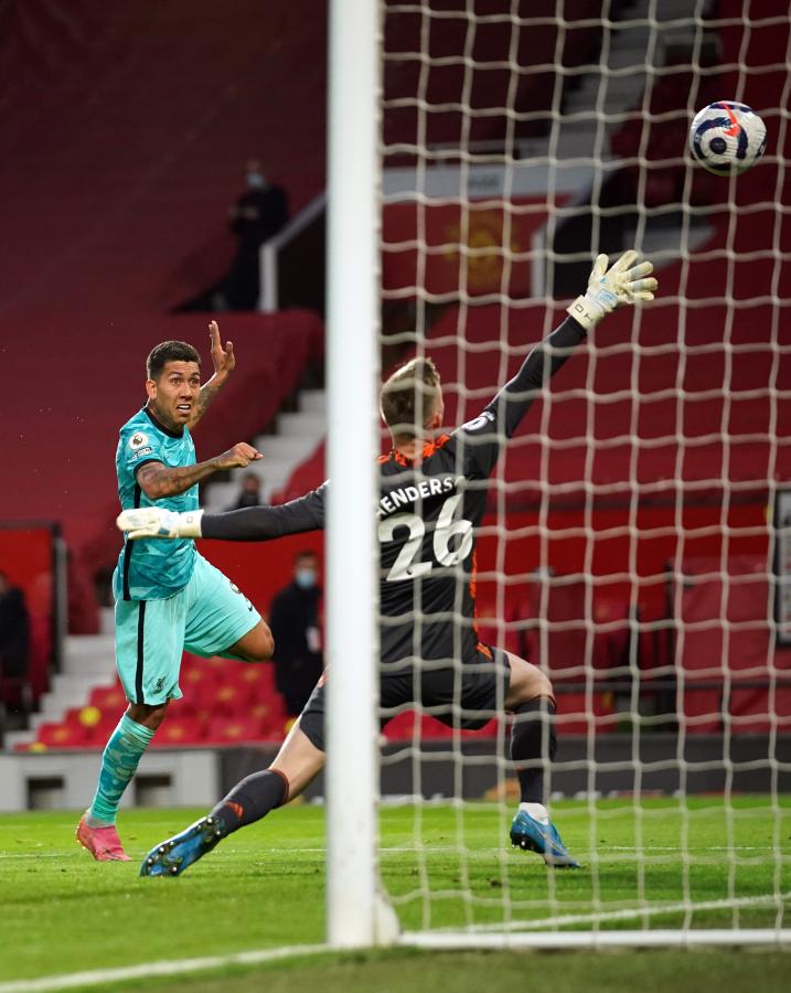 Imagen Bobby Firmino marcó dos tantos en Old Trafford. Este es el primero de su cuenta personal con un soberbio cabezazo.