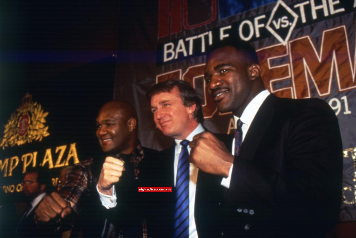 Imagen El empresario Donald Trump posa cual boxedor con Holyfield y Foreman.