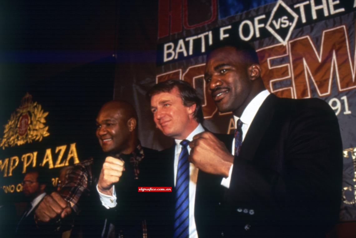 El empresario Donald Trump posa cual boxedor con Holyfield y Foreman.