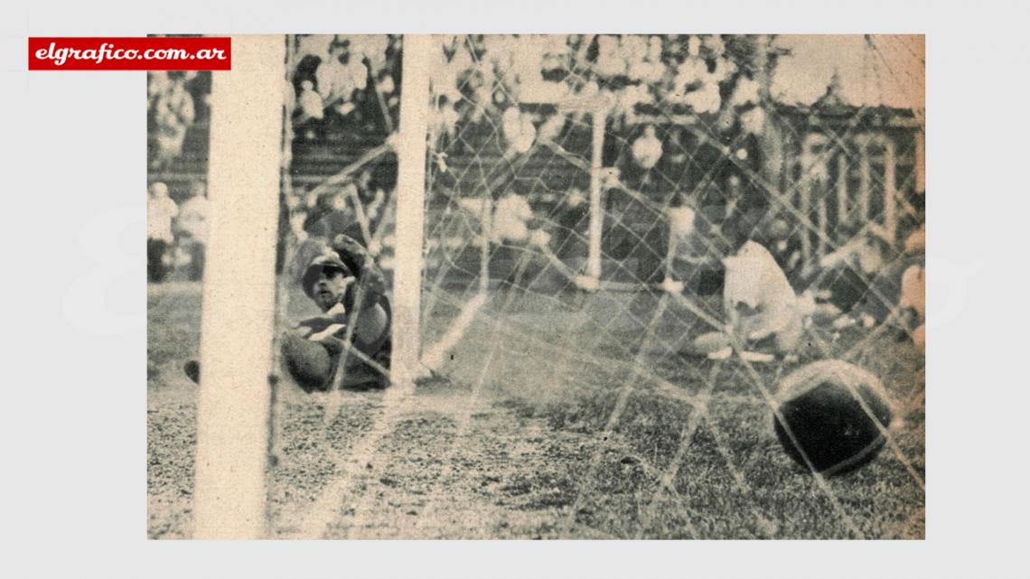 Imagen Ferrocarril Oeste obtiene su segundo goal, señalado por Dacunto desde una distancia de 25 metros.